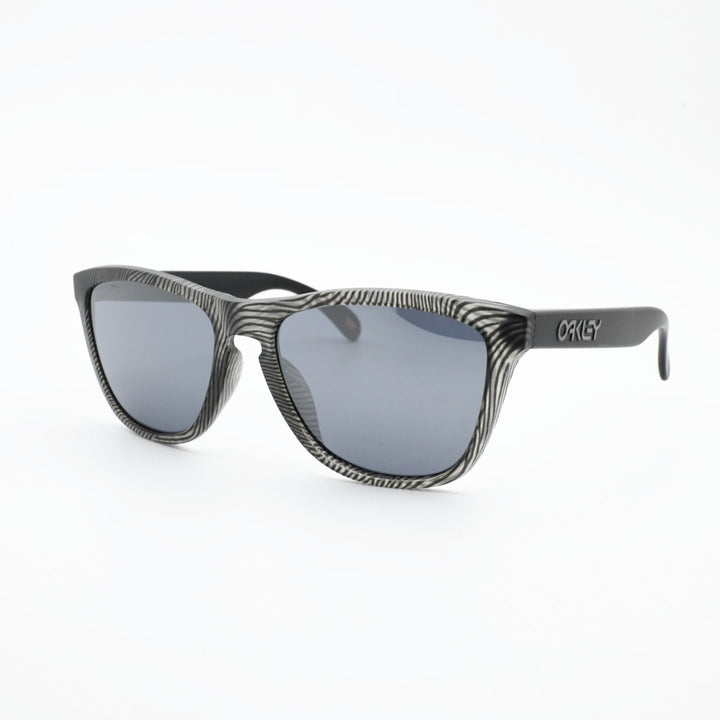 OAKLEY オークリー<br>FROGSKINS フロッグスキン Low bridge fit<br>MATTE GREYINK FINGERPRINT/PRIZM BLACK<br>OO9245-E654