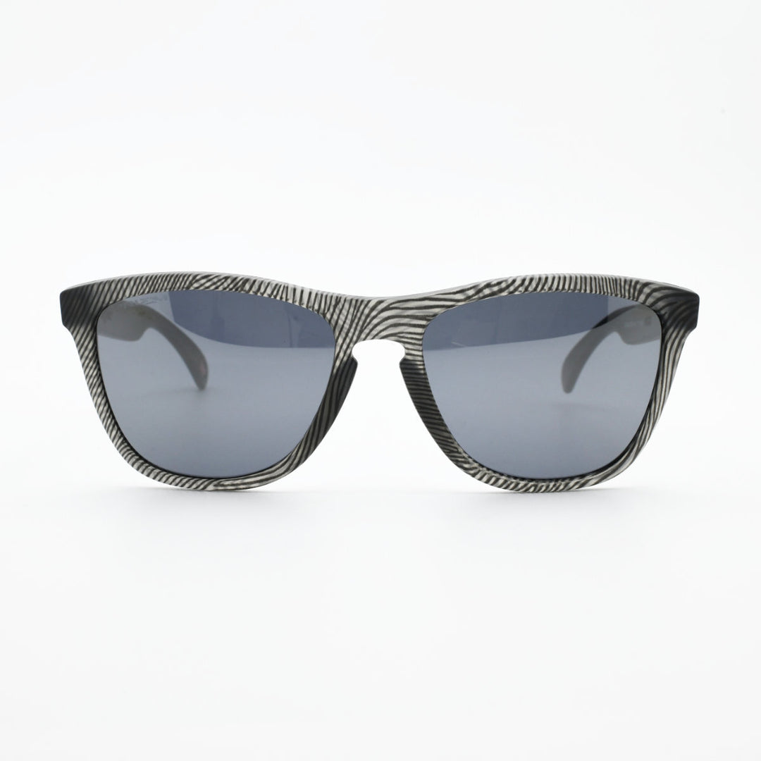 OAKLEY オークリー<br>FROGSKINS フロッグスキン Low bridge fit<br>MATTE GREYINK FINGERPRINT/PRIZM BLACK<br>OO9245-E654