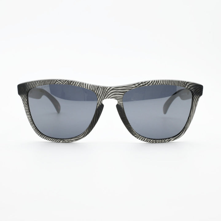 OAKLEY オークリー<br>FROGSKINS フロッグスキン Low bridge fit<br>MATTE GREYINK FINGERPRINT/PRIZM BLACK<br>OO9245-E654