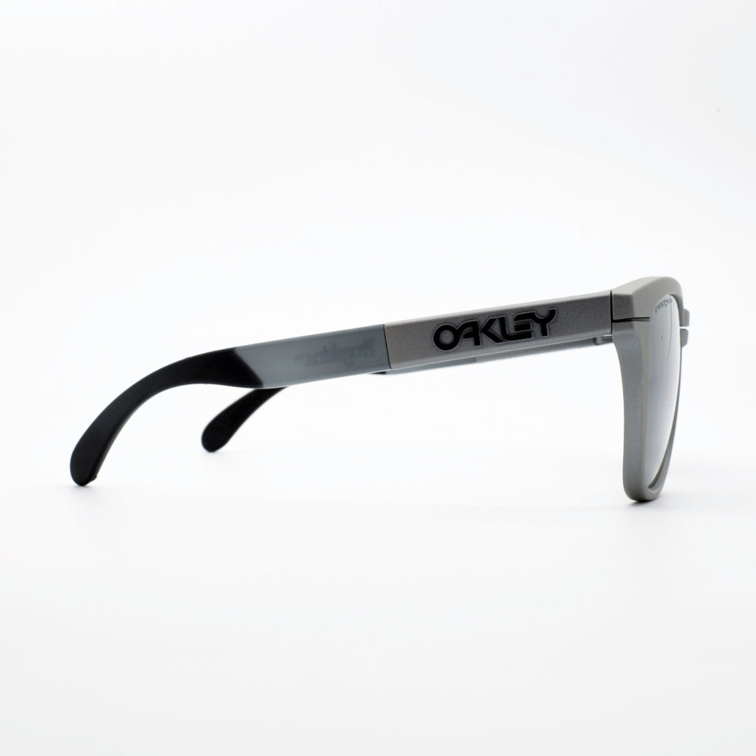 OAKLEY オークリー<br>FROGSKINS RANGE フロッグスキンレンジ OO9284A-1555<br>TITANIUM/PRIZM BLACK POLARIZED<br>