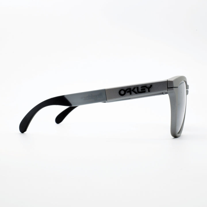 OAKLEY オークリー<br>FROGSKINS RANGE フロッグスキンレンジ OO9284A-1555<br>TITANIUM/PRIZM BLACK POLARIZED<br>
