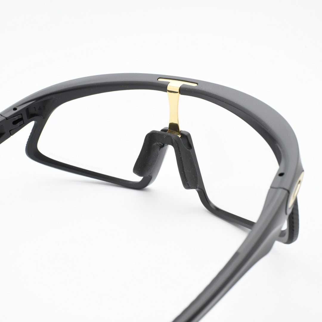 OAKLEY オークリー<br>RSLV リゾルブ<br>MATTE CARBON/CLEAR TO BLACK IRIDIUM PHOTOCHROMIC<br>OO9524D-0641<br>